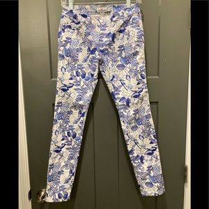 Adorable Vineyard Vines size 2 blue and white floral birds pants. Never worn!